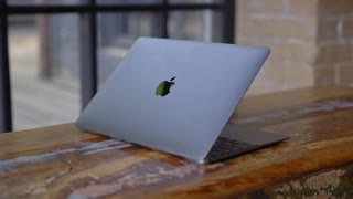 Обзор MacBook (2017). Как выжить с одним Type-C?